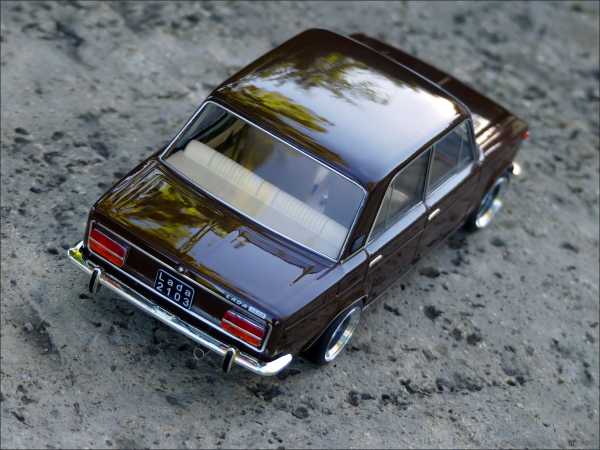 1:18 Lada 2103 / DDR Car - Braun Edition -